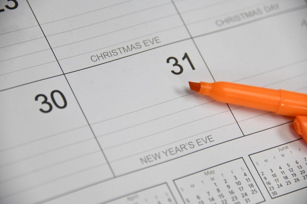 Am Bild ist ein Kalender, daneben ein farbiger Stift der auf den 31.12. zeigt.