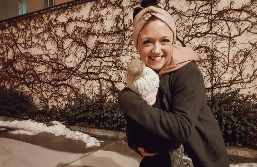 Julia Incher mit Baby in ihrer Trager