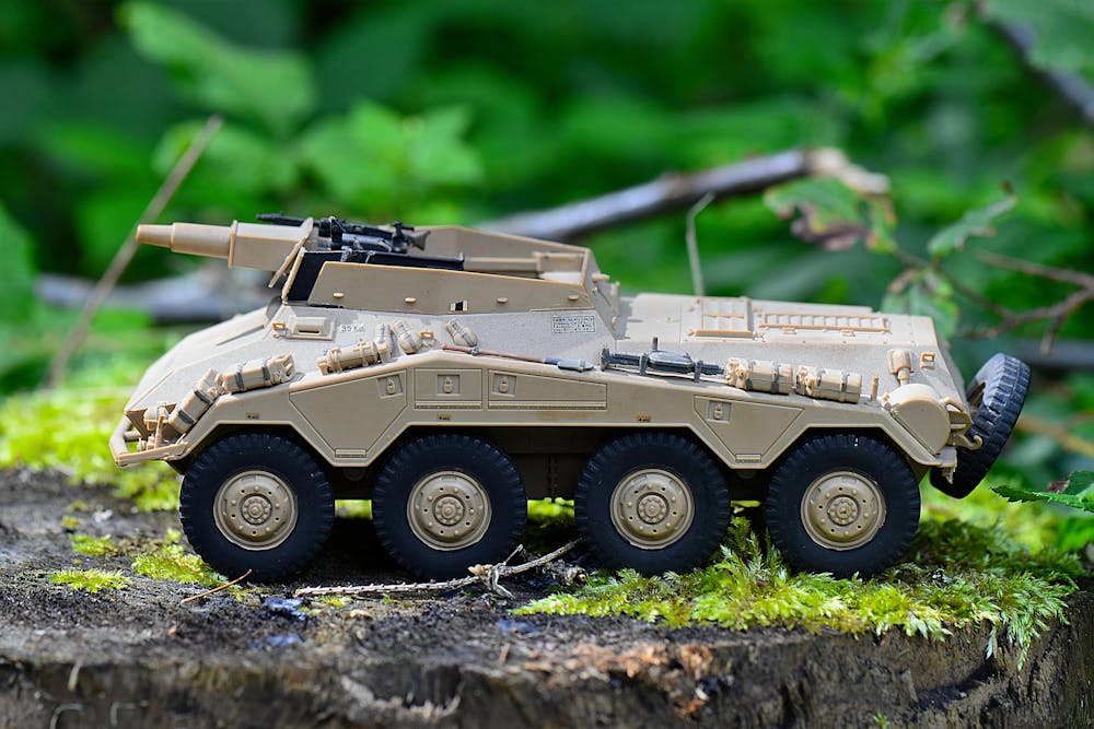 Militärartillerie Spielzeug auf Holzstumpf