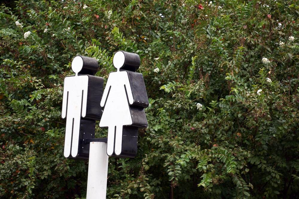 Mann Frau Toilette