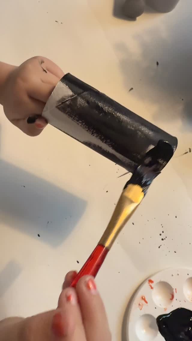 Aus Klopapierrollen werden jetzt Fledermäuse… 🦇
Die Evolution schreitet im Bastelzimmer schneller voran als gedacht. 😅
#HalloweenBasteln #DIYHalloween #BooCrew #MiniMonsterMakers #SpookyFun #BatCrafts #TrickOrTreatTime #LittleCrafters #HalloweenVibes #SpookySeason