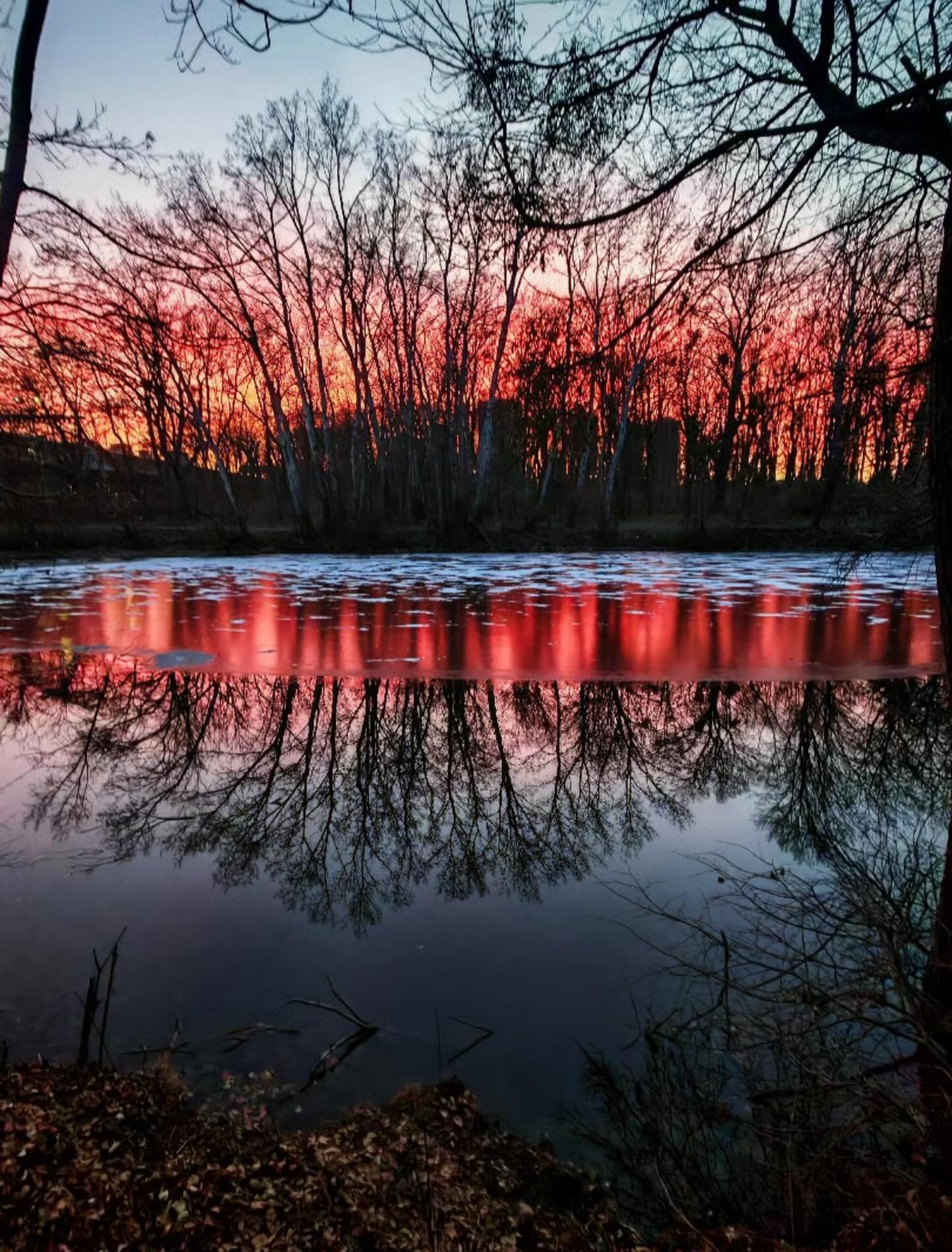 Ein Sonnenuntergang nach einer Neujahrswanderung.
Nach einem Jahr, das mehr mit mir gemacht hat, als ich je erwartet hätte.

Letztes Jahr habe ich vielleicht mehr über mich gelernt als in den Jahren zuvor.
Ich habe die stärkste – und zugleich verletzlichste – Version meiner selbst kennengelernt.

Manches Für-immer hat eine andere Form angenommen.
Vieles wurde fester.
Ich habe getragen, losgelassen, neu sortiert –
und weiter wachsen sehen, was mir am wichtigsten ist.

Willkommen, 2026! Ich freue mich auf dich!