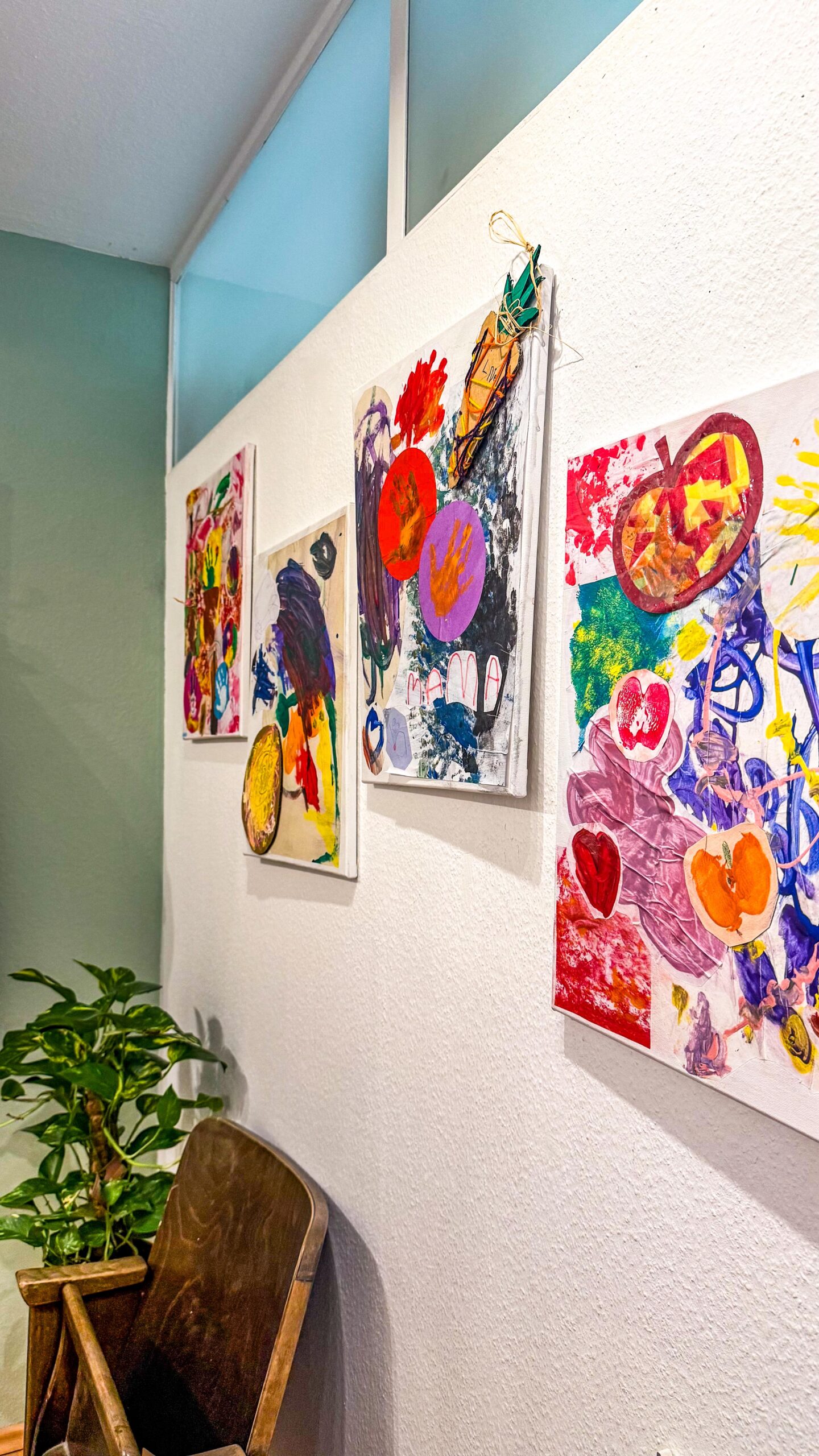 Kinderzeichnungen sammeln sich schneller, als man denkt. Wir haben daraus eine bleibende Erinnerung gemacht. 🤍🎨

Was macht ihr mit all den Kinderzeichnungen?

#kindergartenzeit #kinderzeichnungen #elternideen #erinnerungen #familienzeit kinderkunst