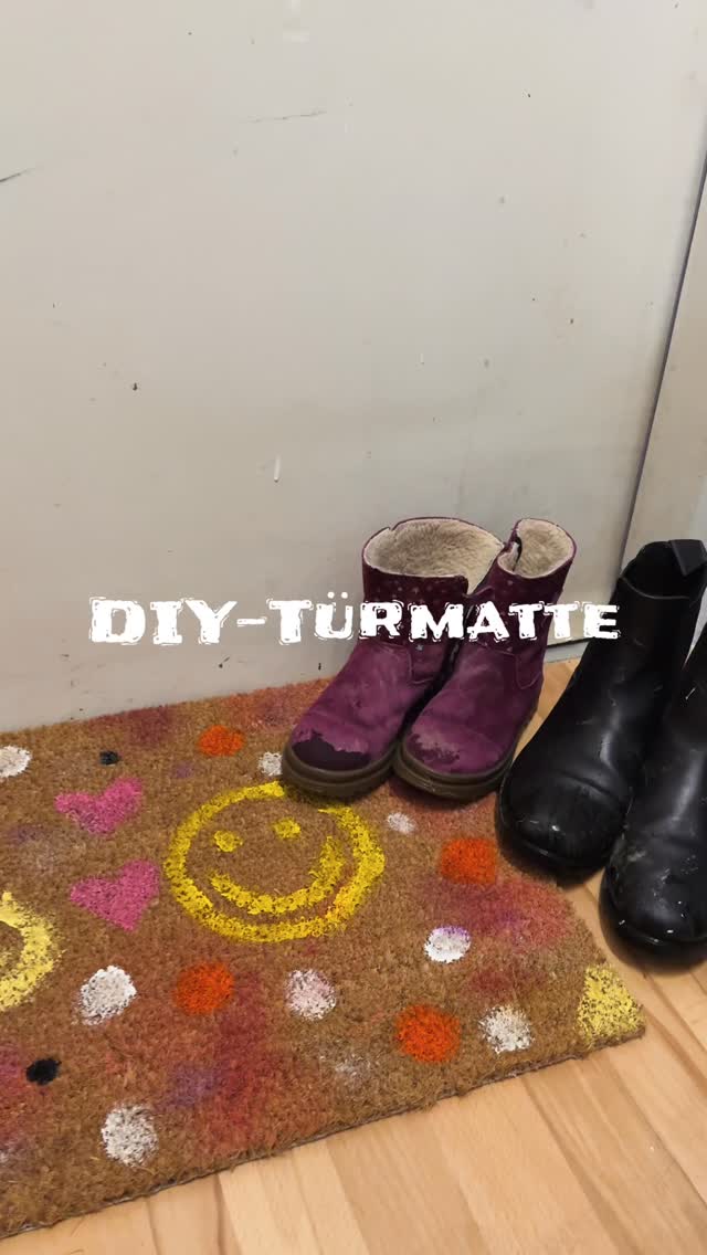 Wir haben uns bei IKEA eine schlichte Kokos-Türmatte besorgt und sie gemeinsam mit Acrylfarbe bemalt. So wird aus einer einfachen Matte ganz schnell ein individuelles Highlight für den Eingangsbereich. 😍🎨👟🥾 – Super easy und perfekt für einen kreativen Nachmittag mit Kids.

Material:
🟤 Kokos-Türmatte
🎨 Acrylfarben
🖌️ Pinsel

#DIYProjekt #BastelnMitKindern #MamaTochterZeit #ikeahack #kreativmitkindern @ikeaaustria @ikea