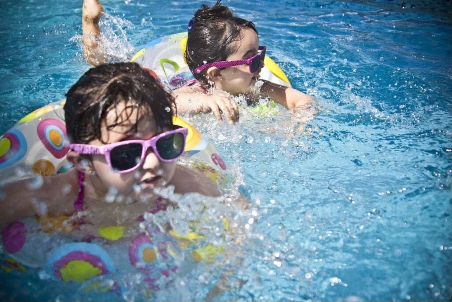 Kinder plantschen im Pool