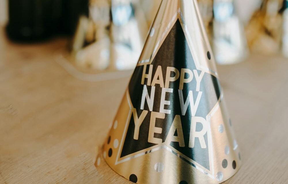 Es Happy New Year steht auf einem Partyhut